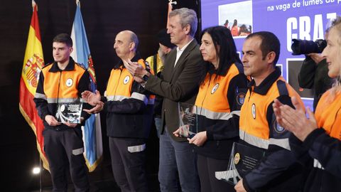 Alfonso Rueda entreg� las medallas a los tres voluntarios que rescataron a los brigadistas atrapados por el fuego en O�mbra