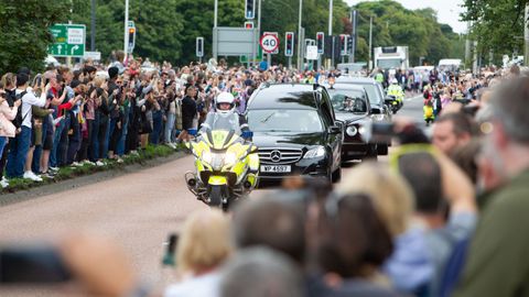 El cortejo fnebre a su paso por Dundee