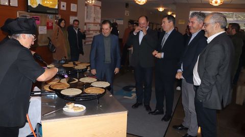 Representantes de la Xunta, el Concello de Boqueix�n, la Diputaci�n, la asociaci�n organizadora de la fiesta y del CIFP Compostela presentaron el programa y participaron en la doble degustaci�n de filloas: las tradicionales y las elaboradas por el alumnado del centro de Lamas de Abade.
