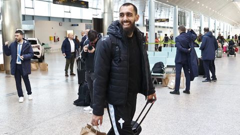 Borja Iglesias, a la salida del Celta desde Peinador hasta Bulgaria.