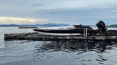 La planeadora que acab� encima de una batea en la r�a de Arousa
