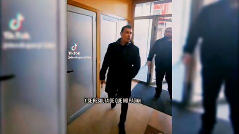 Un fragmento del vdeo publicado por Desokupacyl en el que se ve cmo entran en el portal del edificio de la pesona que despus los denunciara por coacciones