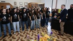 Alumnos del IES Salvador de Madariaga, con el conselleiro Rom�n Rodr�guez, durante su visita al centro educativo