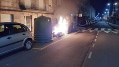 Nueve contenedores ardieron el pasado 29 de enero en las calles Juan Bautista Andrade y M�dico Ballina, en Pontevedra