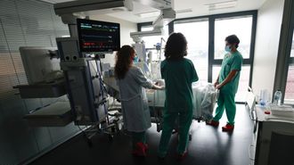 Personal de la uci del Chuac atendiendo a uno de los pacientes