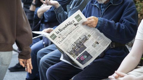 Un hombre lee el diario �La repubblica� en Mil�n