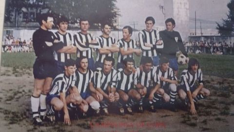 Taboada, tercero por la derecha de pie, durante su etapa en el Cedeira S. D.