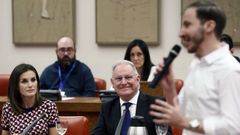 La reina y el vicepresidente de la Confederaci�n de Salud Mental escuchan al actor Dami�n Alcolea, que pidi� que se visibilicen estas enfermedades en un acto celebrado el pasado d�a 9