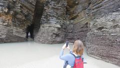 Turistas fotografindose en As Catedrais