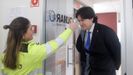 El consejero de Ciencia, Innovaci�n y Universidad del Principado de Asturias, Borja S�nchez, se somete a un control de su temperatura corporal al entrar a la empresa Olmar
