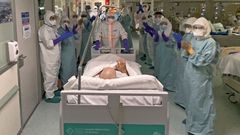 Salida entre aplausos del primer paciente con coronavirus que logra dejar la uci del Complexo Hospitalario Universitario de Ourense