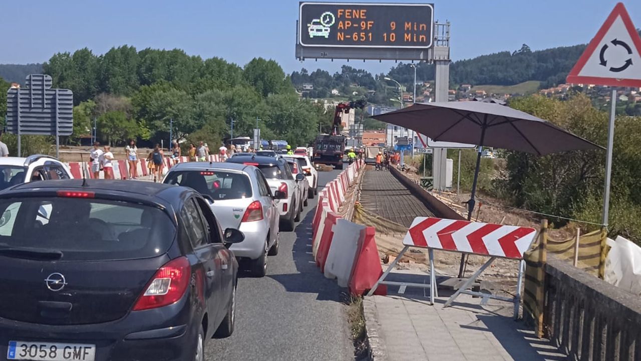 Quejas de los conductores y el alcalde eumés por los atascos de la obra del puente: «Colapsa el centro urbano, estamos hartos»