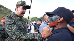 Maduro condecora a un miembro de las fuerzas especiales venezolanas durante una ceremonia en Caracas