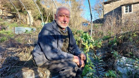 Leopoldo en su casa de Lier, en el terreno donde cultiva decenas de plantas silvestres con distintos usos