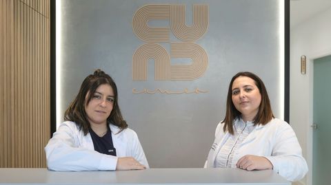 Yesica Dom�nguez (en la foto, a la derecha), junto a su mano derecha en la recepci�n y administraci�n de su cl�nica dental, Lidia (izquierda). El nombre de Cumio, explica la fundadora, alude a los dos primeros dientes de los beb�s �que nacen con dos piquitos, como los de dos monta�as o cumios�, y se ha concebido como un negocio moderno tanto a nivel est�tico como en cuanto a los servicios que da.