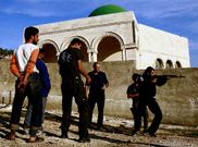 Un grupos de combatientes atiende las explicaciones de Luis Munar (tercero por la derecha).