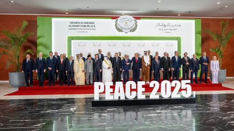 De izquierda a derecha, en primera fila: Mohamed al Sudani (Irak), Jonas Gahr Store (Noruega), Pedro Snchez, Orbn (Hungra), Mahmoud Abbas (Palestina), Zayed al-Nahyan (Emiratos), Prabowo Subianto (Indonesia), Macron (Francia), Isa Al Khalifa (Barin), Erdogan (Turqua), Abdelfat al Sisi (Egipto), Trump (EE.UU.), Al Thani (Catar), Abdul II (Jordania), Ilham Aliev (Azerbaiyn), Santiago Pea (Paraguay), Nikos Christodoulides (Chipre), Nikol Pashinyan (Armenia), Kyriakos Mitsotakis (Grecia) y Meloni (Italia). Detrs, de izquierda a derecha, Gianni Infantino (FIFA), Iwai Fumio (embajador de Japn), Costa (Consejo Europeo), Guterres (ONU), Merz (Alemania), Starmer (Reino Unido), Ahmad al Sabah (Kuwait), Shehbaz Sharif (Pakistn), Schoof (Pases Bajos), Mark Carney (Canad), Farhan Al-Saud (Arabia Saud) y Ahmed Aboul Gheit (Liga rabe) y Vardhan Singh (India).