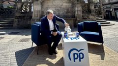 El candidato del PP, Rafa Dom�nguez, present� en plena Peregrina su propuesta de abrir su agenda a los vecinos de Pontevedra