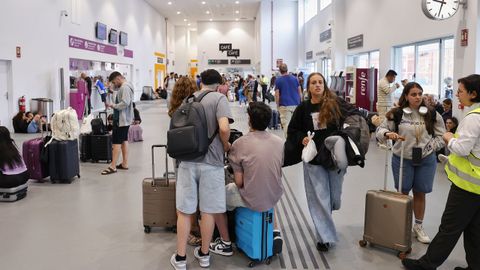 Decenas de personas esta mañana en la estación de tren de A Coruña