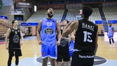 Kevin Larsen celebra una canasta con falta en el amistoso ante el Palencia Basket
