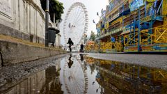 El mal tiempo dej� un ambiente fr�o en el recinto ferial.