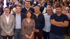 Foto de familia de gobierno y oposicin de Outes, en la comida de mayores celebrada en noviembre del pasado ao