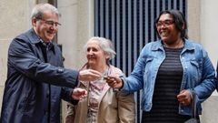 El delegado territorial de la Xunta en Ourense, Manuel Pardo, entreg� ayer a Rosana las llaves del piso social en el que vivir�. El momento lo presenci� la madre adoptiva de Rosana.