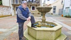 Manuel Penedo, ayer, al lado de su casa de Bu�o.