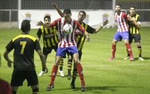 El centrocampista cercedense Edu realiza un control ante la presi�n de un rival vigu�s. 