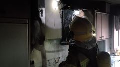 El incendio de la campana extractora tras prender fuego la sart�n acab� afectando a toda la cocina