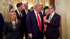 Giorgia Meloni, junto a Donald Trump y Keir Starmer, durante una visita a la Casa Blanca a la que tambi�n asistieron, al fondo en la foto, Friedrich Merz, Mark Rutte y Emmanuel Macron