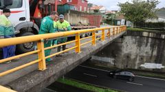 En la imagen, tomada este martes, los obreros dan los �ltimos retoques a a la barandilla