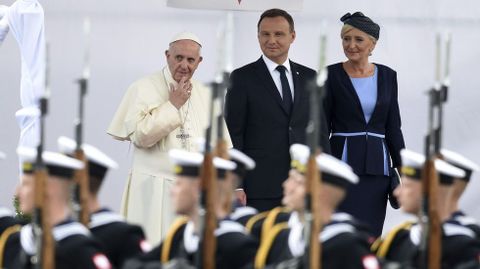 El papa, recibido por el presidente polaco Andrzej Duda y su esposa.