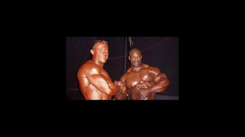 Ram�n Gonz�lez con el �dolo mundial del culturismo Ronnie Coleman, en el Gran Prix celebrado en Inglaterra en el 2004