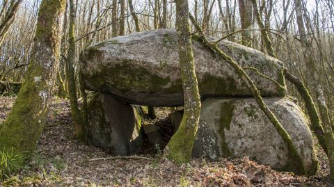 El dolmen de Leira Raparada, situado en la parroquia de Vilatn