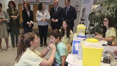 Una enfermera pone la vacuna intranasal a un ni�o en el primer d�a del programa escolar, ante la mirada de los conselleiros de Sanidade y Educaci�n