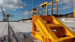 Vista de uno de los nuevos topes para el movimiento de las gr�as, al fondo