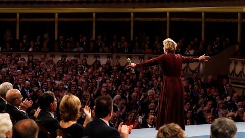 La novelista y ensayista estadounidense Siri Hustvedt tras recibir el premio Princesa de Asturias de las letras 2019, durante el acto que se celebra este viernes en el Teatro Campoamor de Oviedo