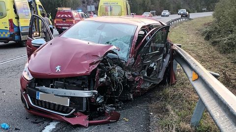 Los dos coches implicados en el accidente sufrieron grandes destrozos en su parte frontal