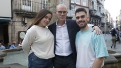 Jos� �ngel V�zquez Barquero, junto a sus hijos Marta y Miguel en la Praza do Ferro.