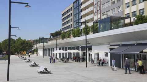 La nueva plaza del mercado, carente de zonas de sombra, en un día soleado.