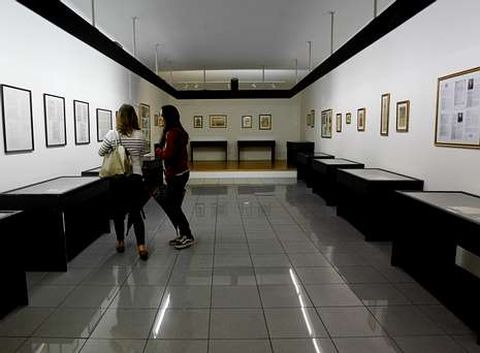 Algunos documentos históricos expuestos sustentarían la tesis del origen gallego de Colón.
