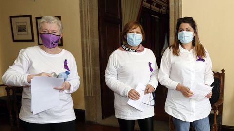 Esther Gago, a la izquierda de la imagen, antes de participar en la lectura del manifiesto del Consello Local da Muller de Vilagarcía con motivo del 8M en el año 2021, representando a sus compañeras del SAF