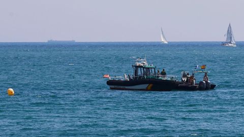 Buzos de la Guardia Civil ante la playa de Sant Sebasti� de Barcelona, que ha tenido que ser desalojada