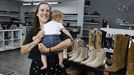 Ainhoa Teixeira, en DR Zapato, con su hijo Jaime, por el que ha decidido traspasar la zapatera
