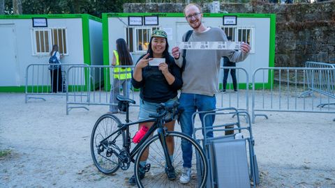 Sarah y David, norteamericana e ingls que viven en Vigo, hicieron ayer cola para ver a Black Keys el 21 de julio en Castrelos.  
