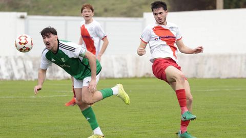 Jairo Campo, que formar� en la punta del ataque verde, se lleva un bal�n ante un futbolista del Mi�o. 