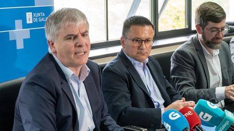 Santiago Lago, Jos� Gonz�lez y Pablo Fern�ndez, durante la presentaci�n del informe