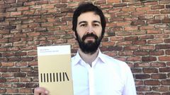Alberto Beceiro, con su poemario �Cr�nicas del �ltimo videoclub�, que toma su t�tulo de un reportaje publicado en La Voz sobre el v�deoclub J & M de Ferrol
