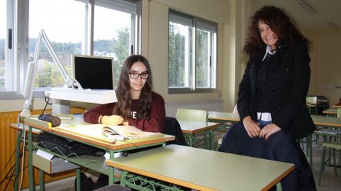 Lorena Estvez, en su pupitre, junto a la directora del IES Cosme Lpez, Charo Alonso.